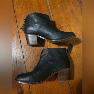 Tom’s 6.5 Women’s Carpe Diem black ankle boot zippered back tassel upper leather